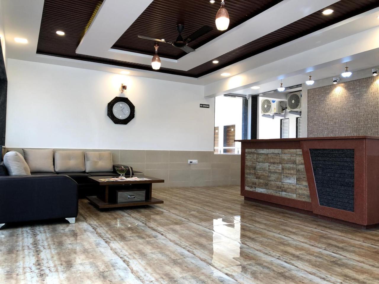 皇家轨迹酒店 潘奇加尼 外观 照片